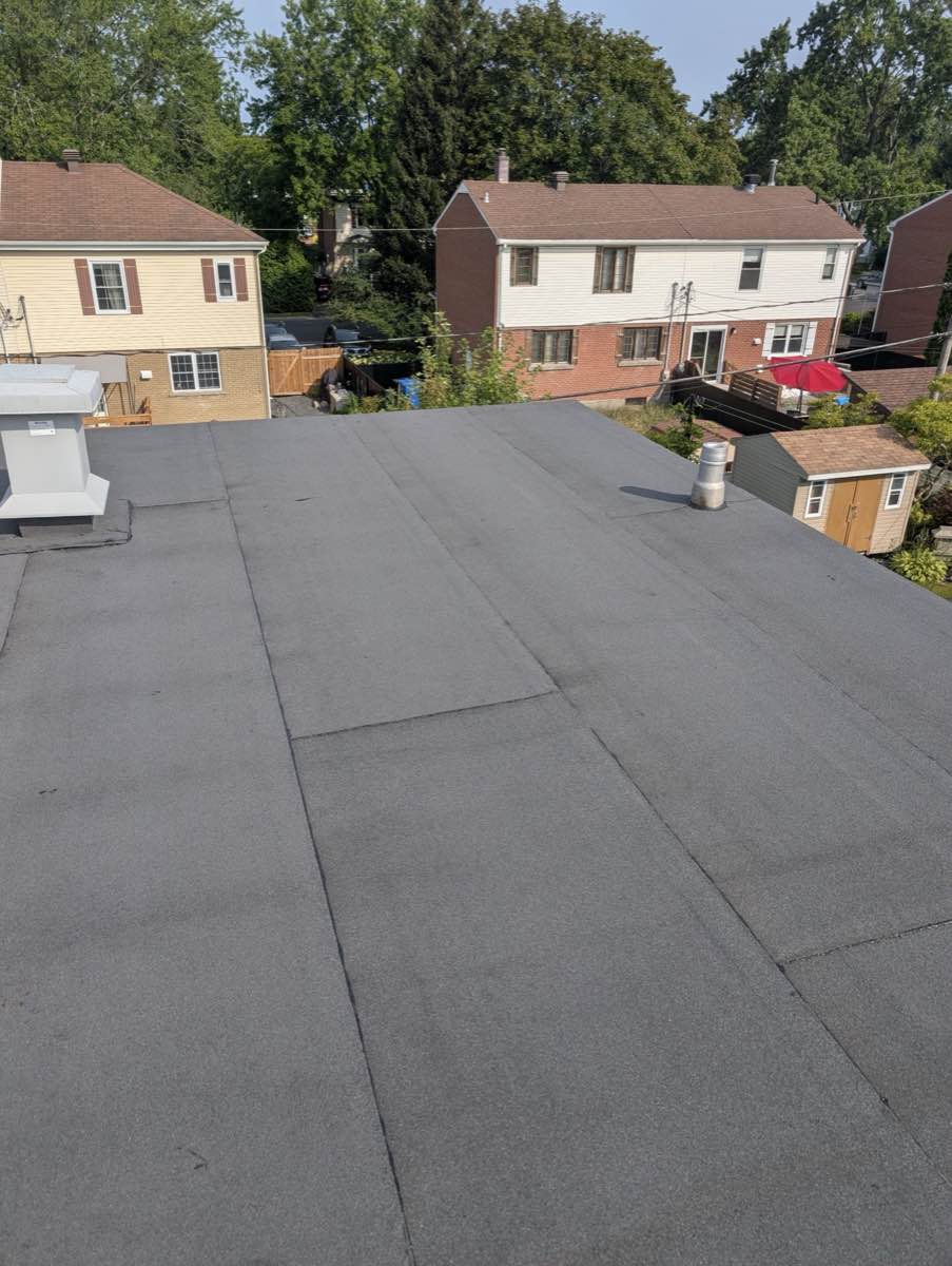 Réfection de toiture commerciale avec membrane élastomère Soprema à Montréal par Toiture Qualité Pro