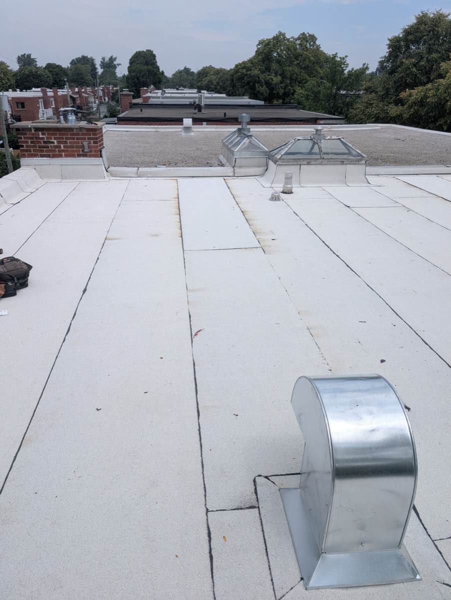 Installation de toiture membrane élastomère réalisée par Toiture Qualité Pro à Brossard, Rive-Sud de Montréal